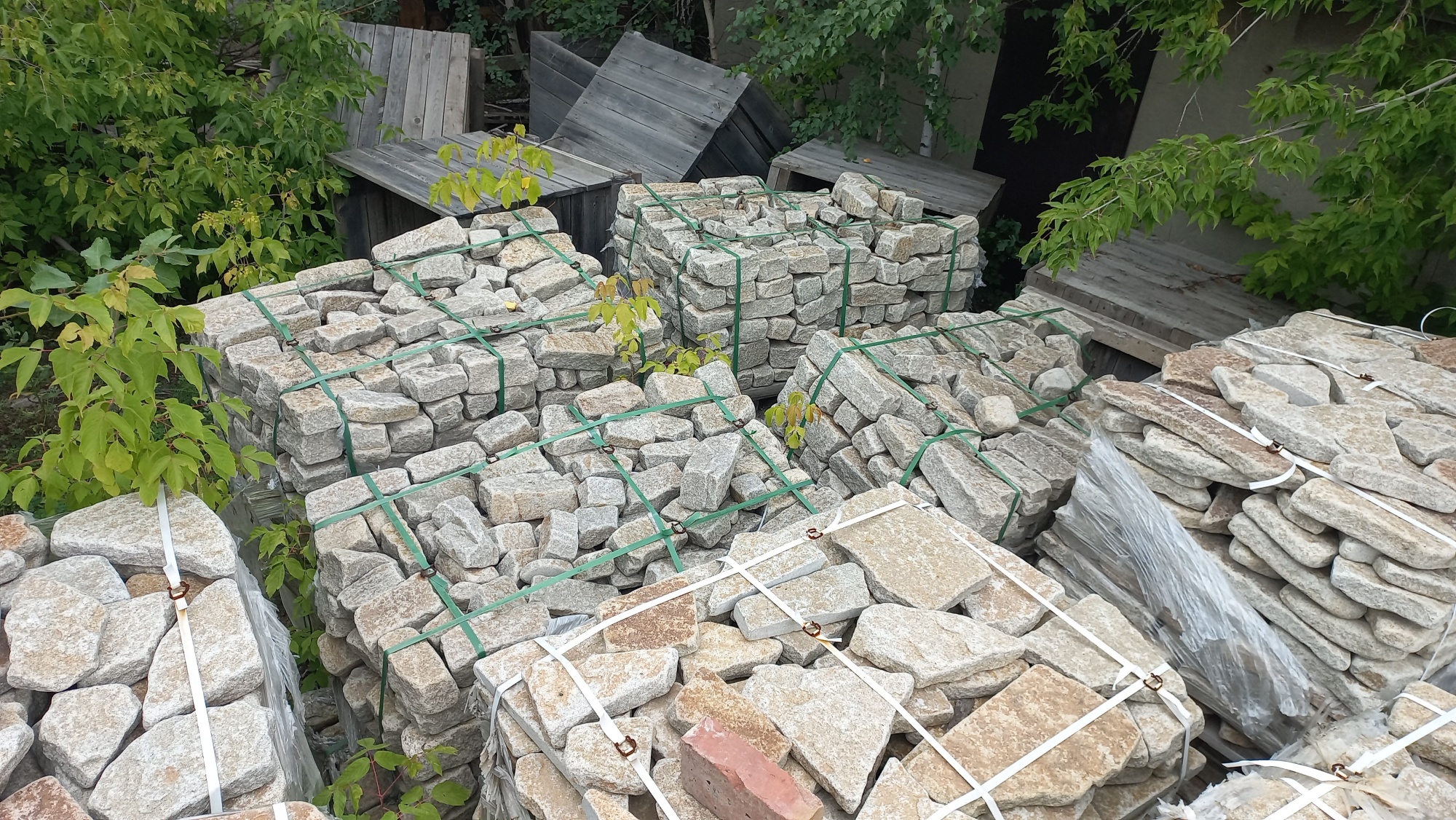 Плитняк галтованный гранитный для ландшафтного дизайна купить в Лесном