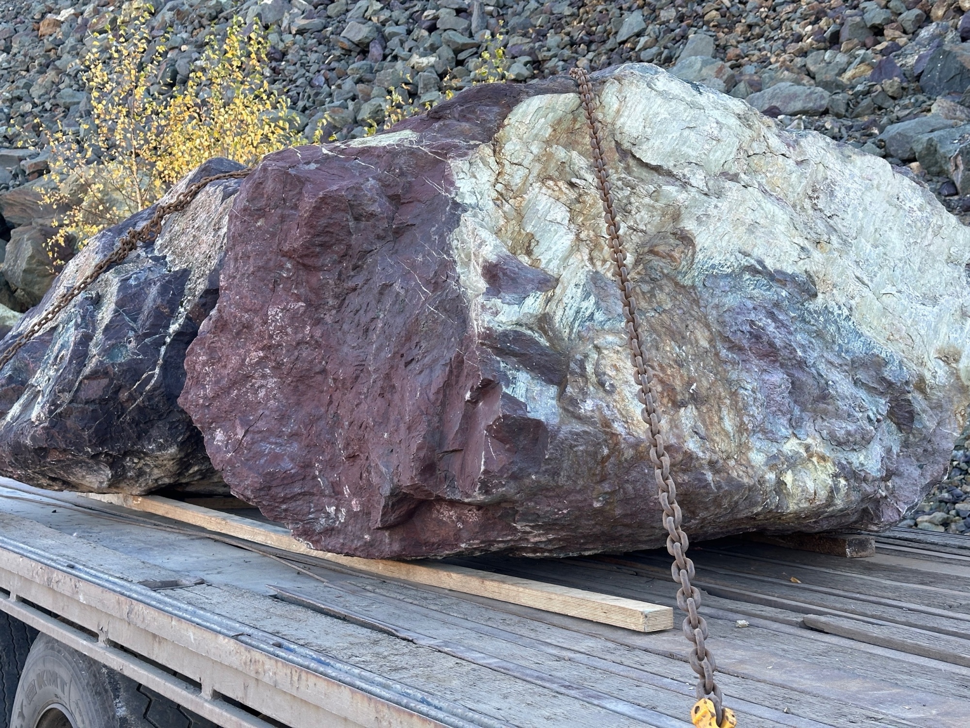 Огромные красно-фиолетовые валуны для ландшафтного дизайна весом более 5 тонн купить в Лесном