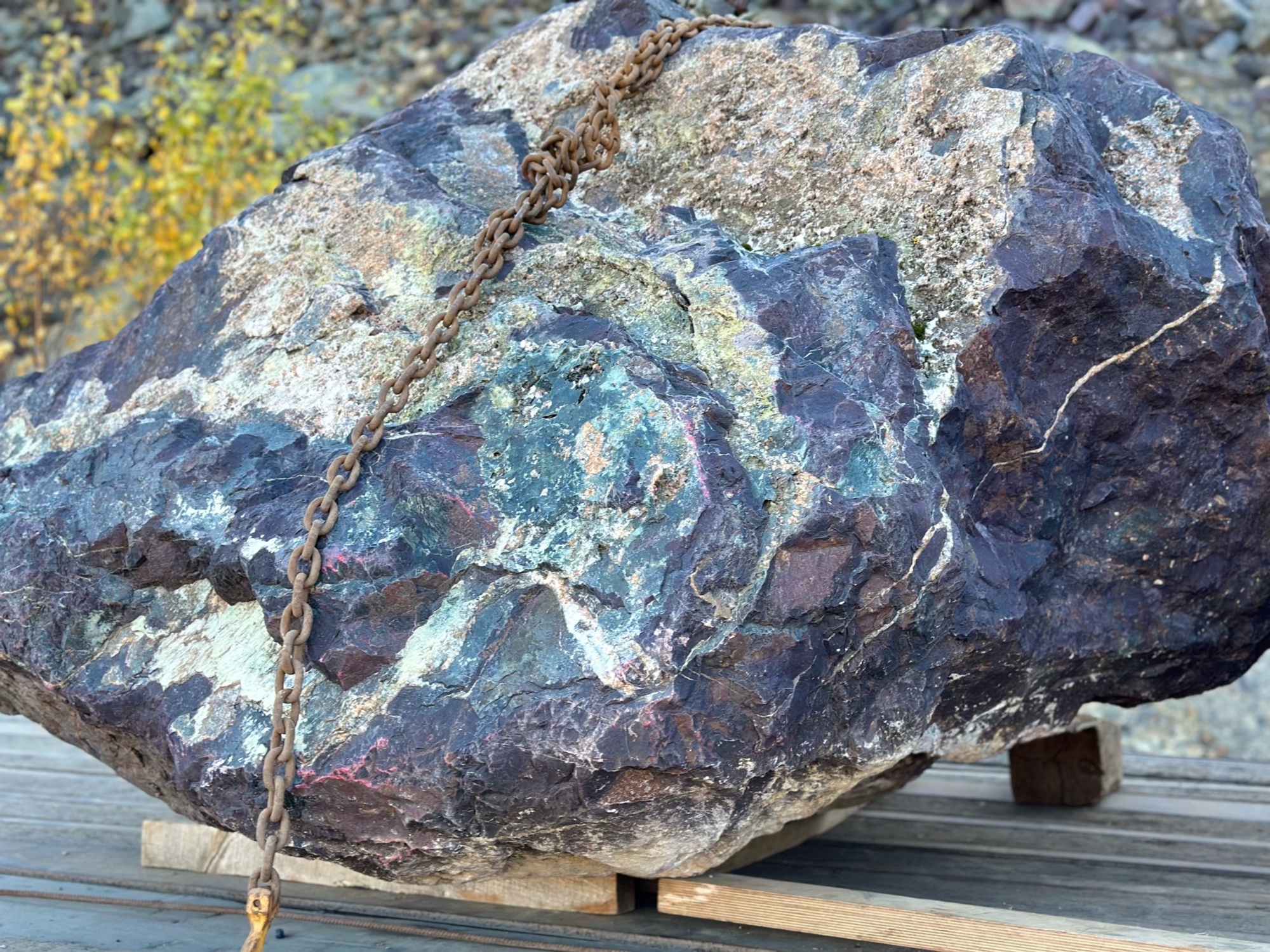 Огромные красно-фиолетовые валуны для ландшафтного дизайна весом более 5 тонн купить в Лесном