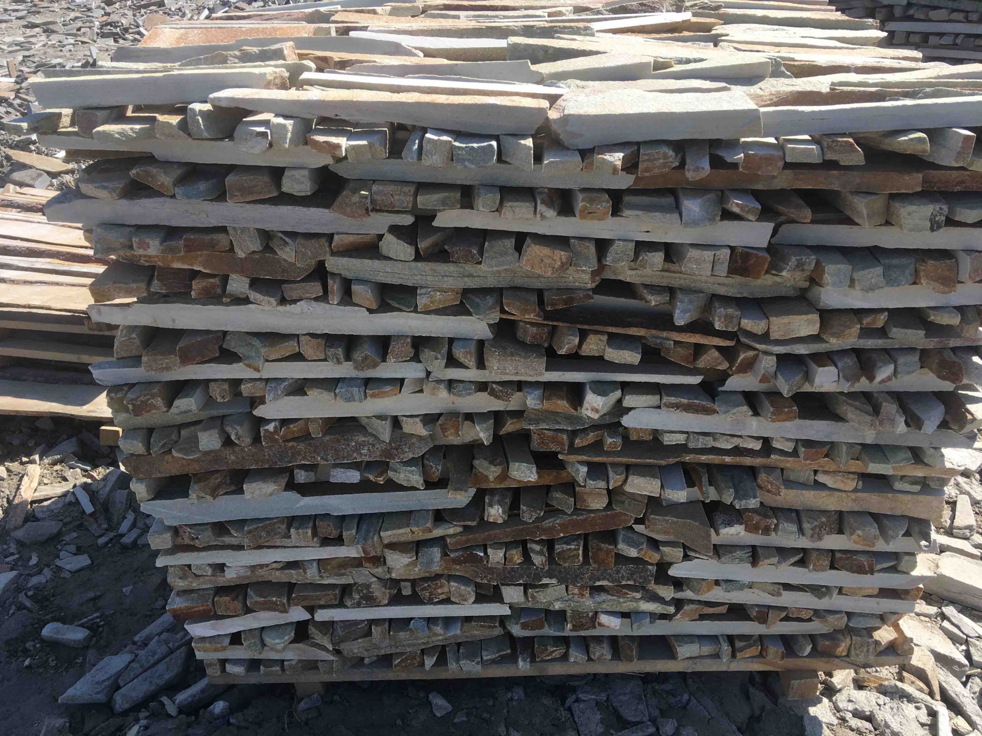 Горбушка златолит золотистый для облицовки купить в Лесном