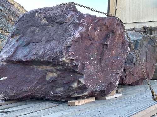 Огромные красно-фиолетовые валуны для ландшафтного дизайна весом более 5 тонн купить в Лесном
