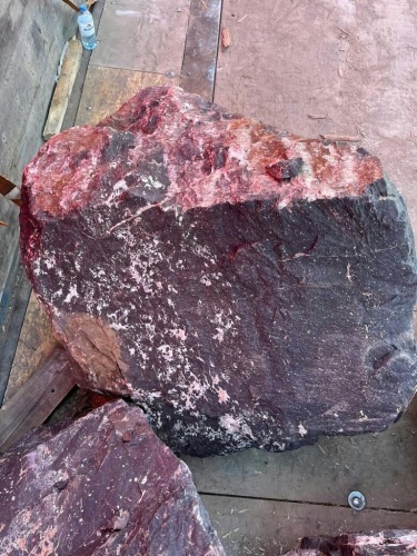 Камни для ландшафтного дизайна красно-фиолетовые 10-60 килограмм купить в Лесном