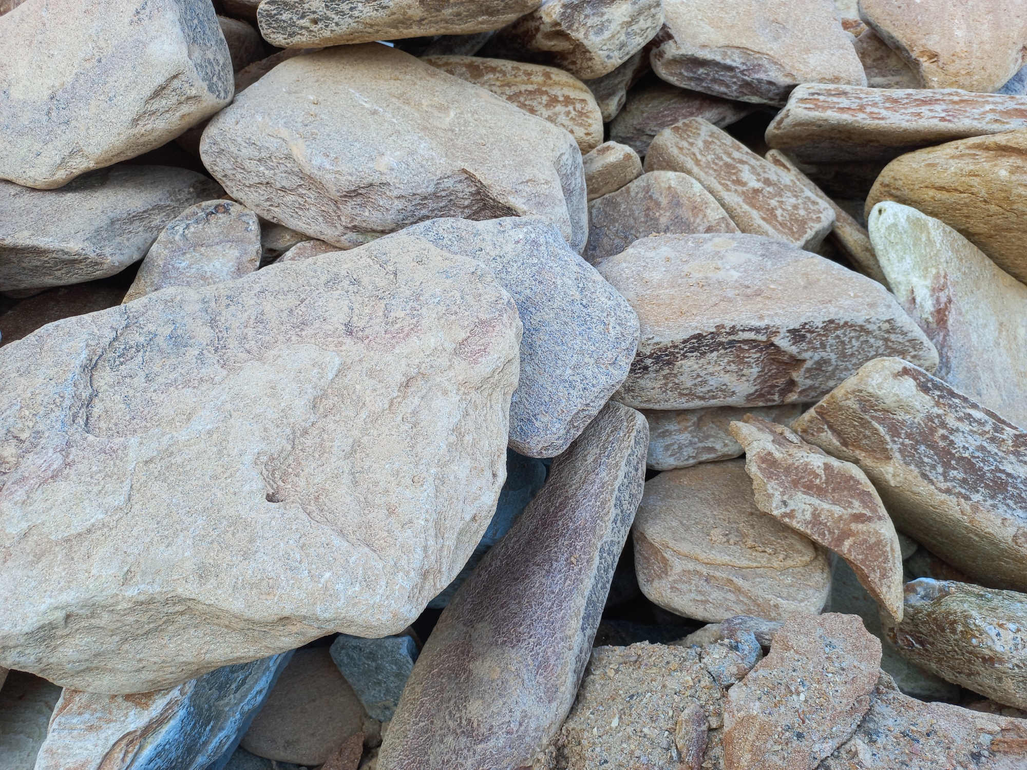 Златолит жёлтый, жёлто-зелёный глыбки и валуны для ланшафтного дизайна купить в Лесном