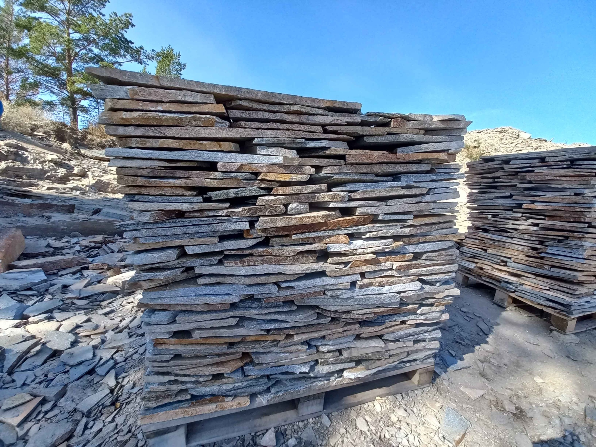 Плитняк златолит серебристый для фасада купить в Лесном