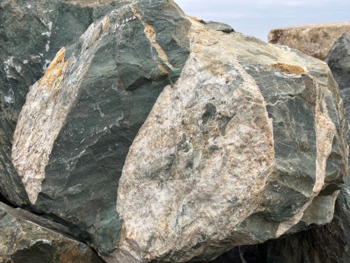 Гигантские зелёные валуны для ландшафтного дизайна весом более 5 тонн купить в Лесном