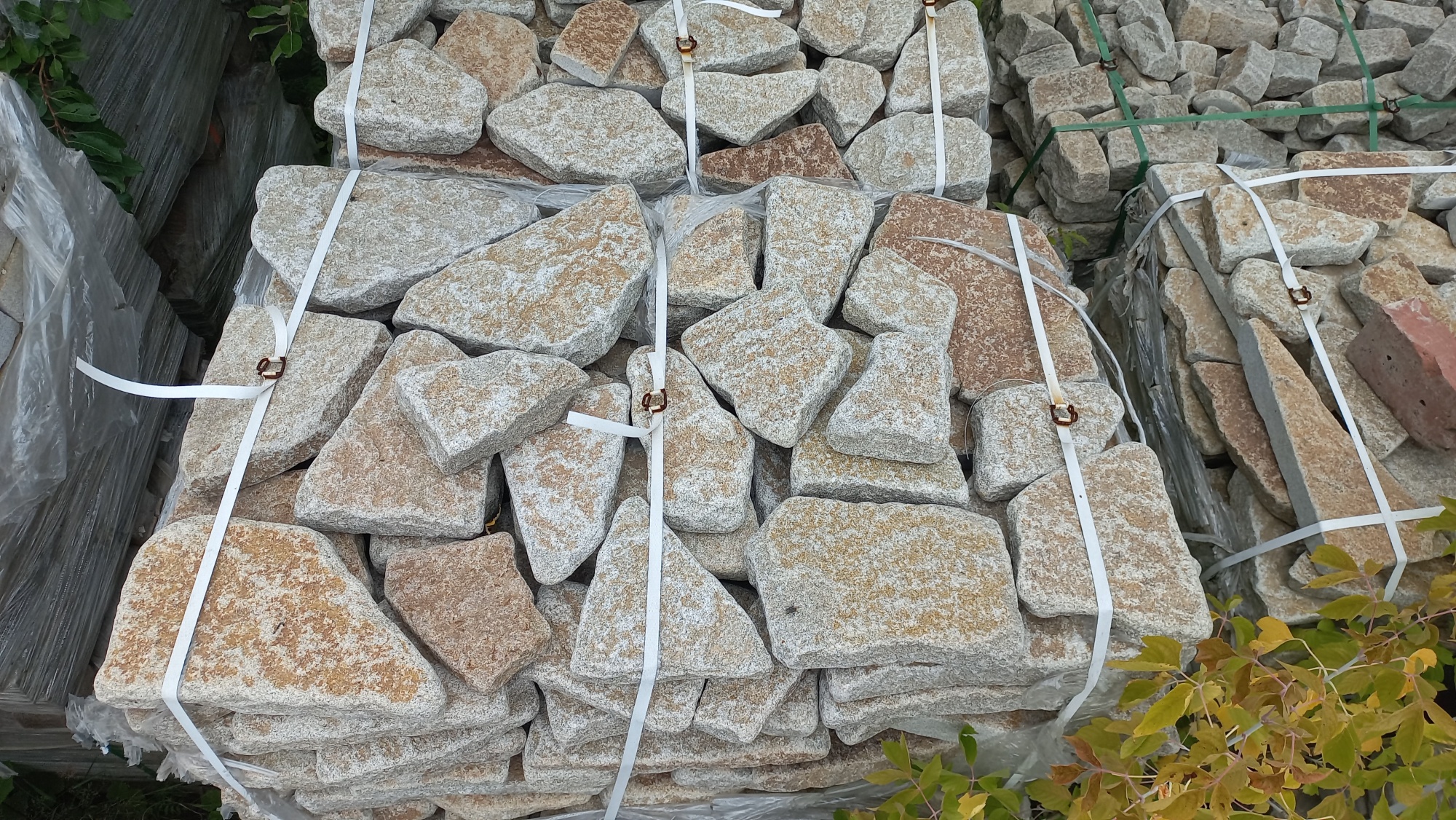 Плитняк галтованный гранитный для ландшафтного дизайна купить в Лесном