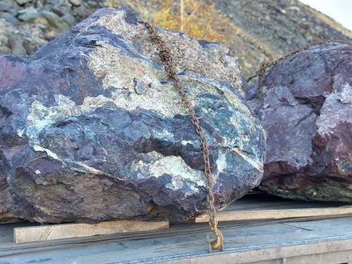 Огромные красно-фиолетовые валуны для ландшафтного дизайна весом более 5 тонн купить в Лесном