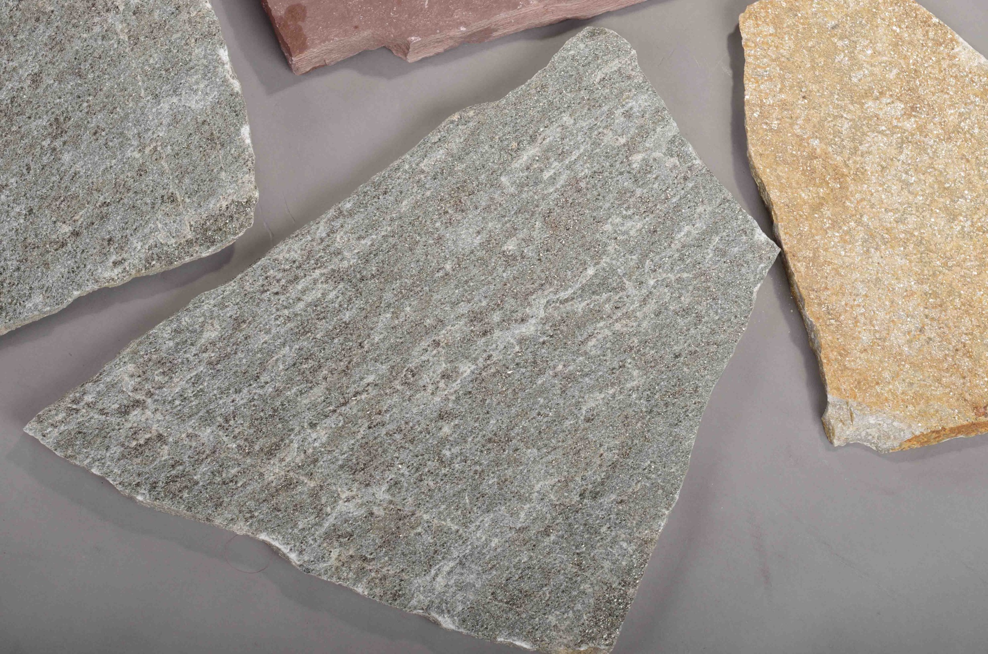 Плитняк златолит Уральский для цоколя, отмостки купить в Лесном