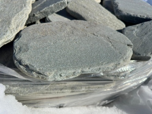 Плитняк златолит зелёный галтованный для мощения на бетон купить в Лесном