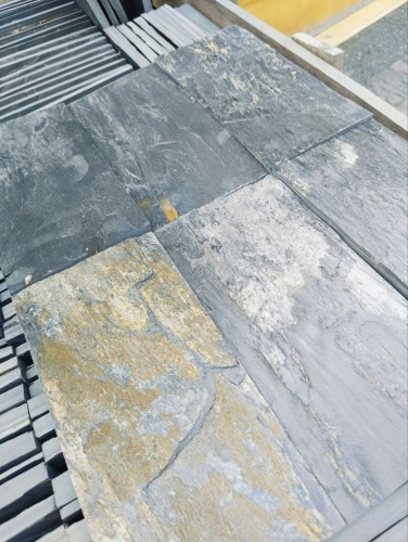 чёрная плитка из натурального камня